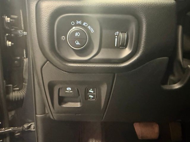 Ram 1500 Vehicle Full-screen Gallery Image 19