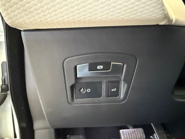 Land Rover Range Rover Velar Vehicle Full-screen Gallery Image 17