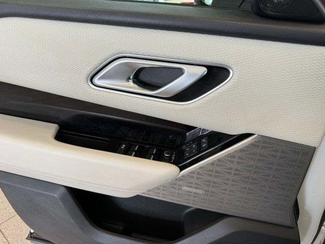 Land Rover Range Rover Velar Vehicle Full-screen Gallery Image 18