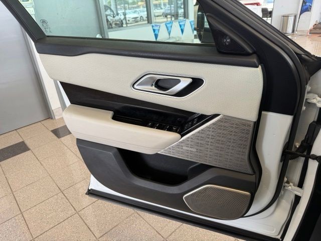 Land Rover Range Rover Velar Vehicle Full-screen Gallery Image 19