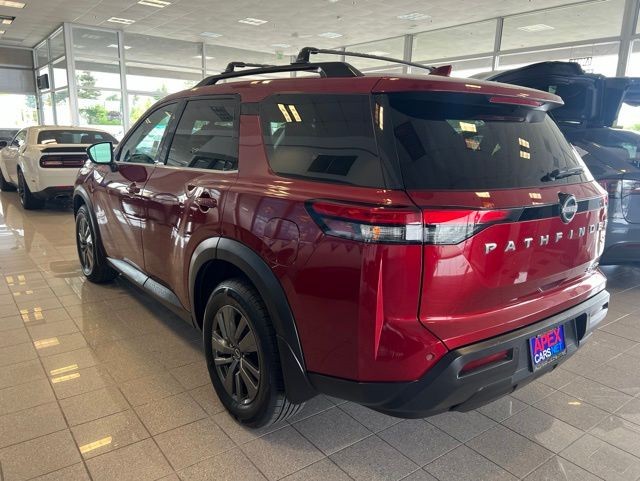 Nissan Pathfinder Vehicle Full-screen Gallery Image 10