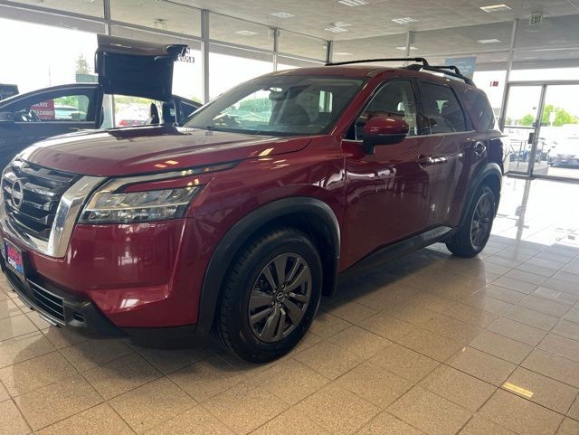 Nissan Pathfinder Vehicle Full-screen Gallery Image 13