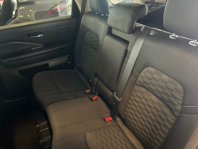 Nissan Pathfinder Vehicle Full-screen Gallery Image 18