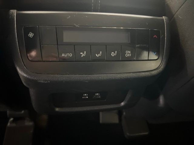 Nissan Pathfinder Vehicle Full-screen Gallery Image 19