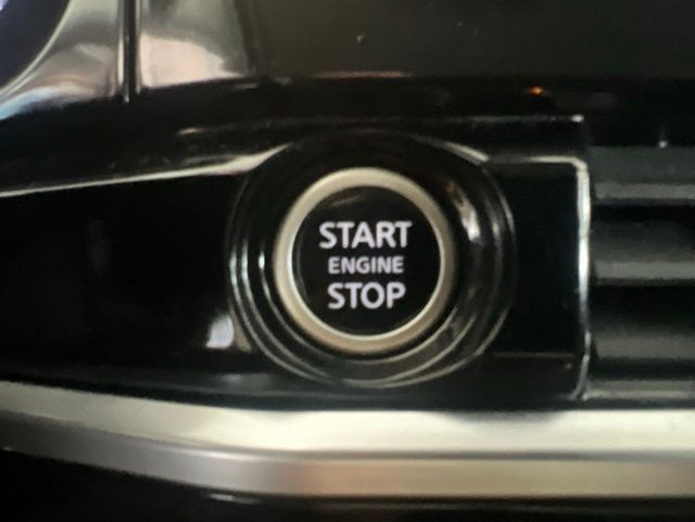 Nissan Pathfinder Vehicle Full-screen Gallery Image 31
