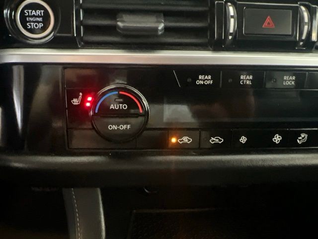 Nissan Pathfinder Vehicle Full-screen Gallery Image 32