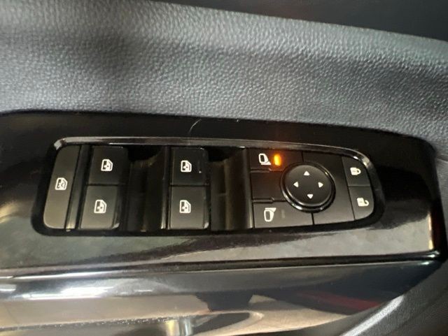 Nissan Pathfinder Vehicle Full-screen Gallery Image 33