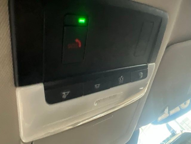 Nissan Pathfinder Vehicle Full-screen Gallery Image 34