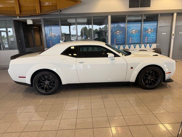 Dodge Challenger Vehicle Full-screen Gallery Image 02