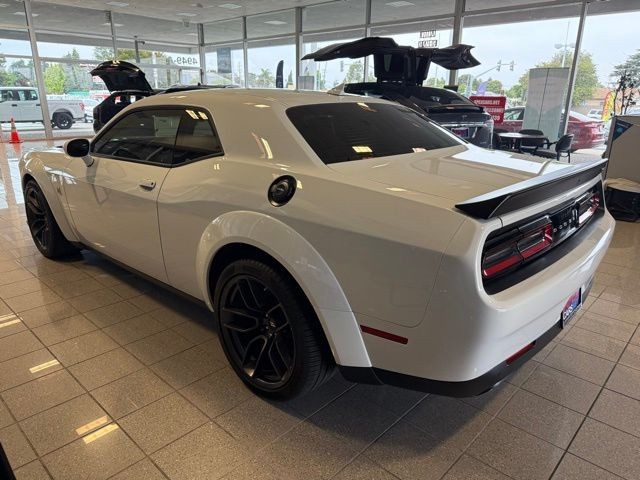 Dodge Challenger Vehicle Full-screen Gallery Image 05