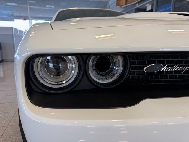 Dodge Challenger Vehicle Full-screen Gallery Image 09