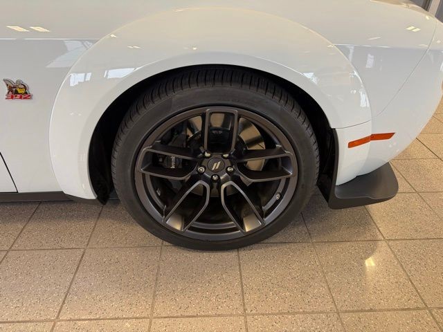 Dodge Challenger Vehicle Full-screen Gallery Image 10
