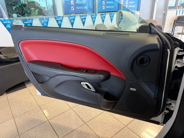 Dodge Challenger Vehicle Full-screen Gallery Image 18