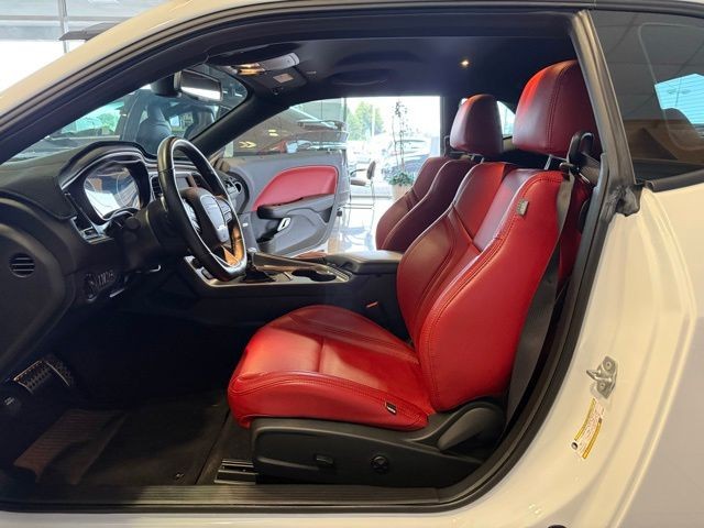 Dodge Challenger Vehicle Full-screen Gallery Image 19