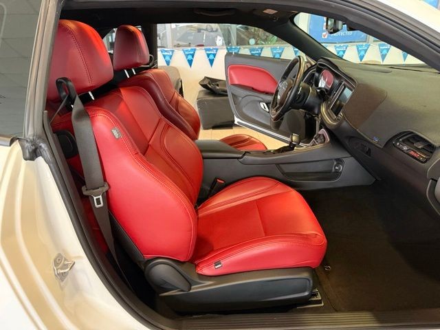 Dodge Challenger Vehicle Full-screen Gallery Image 22