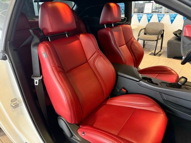 Dodge Challenger Vehicle Full-screen Gallery Image 23