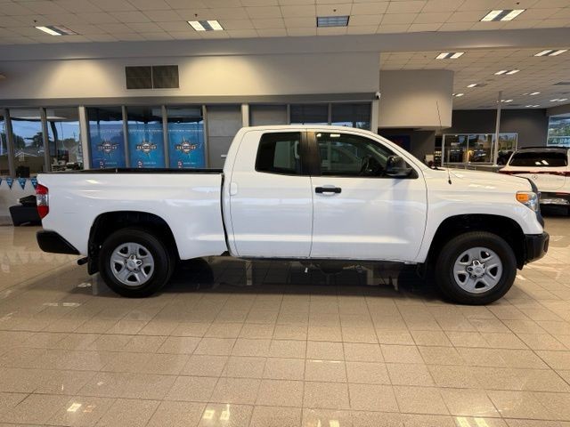 Toyota Tundra Vehicle Full-screen Gallery Image 02