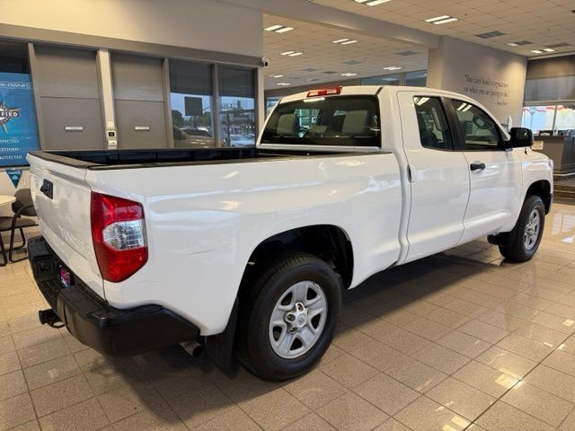 Toyota Tundra Vehicle Full-screen Gallery Image 03