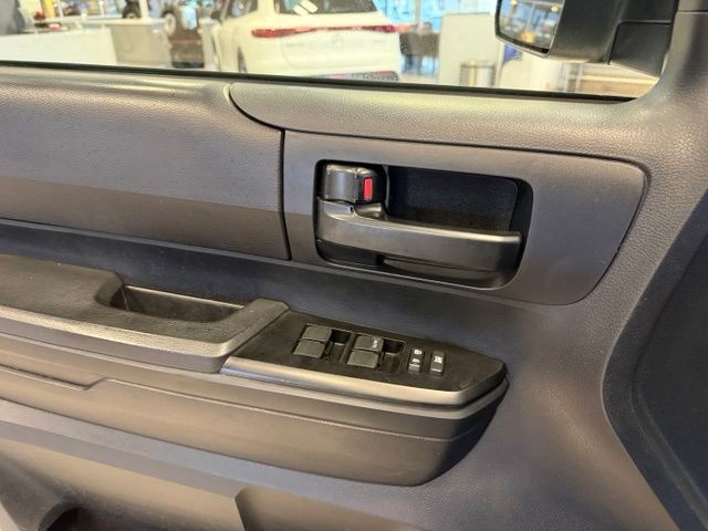 Toyota Tundra Vehicle Full-screen Gallery Image 17