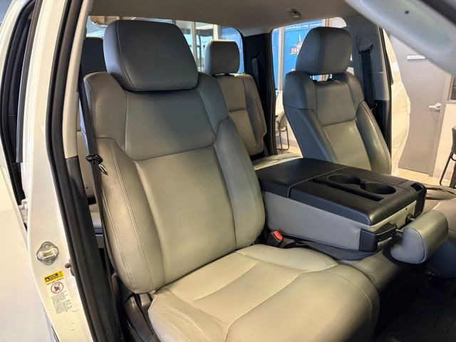 Toyota Tundra Vehicle Full-screen Gallery Image 21
