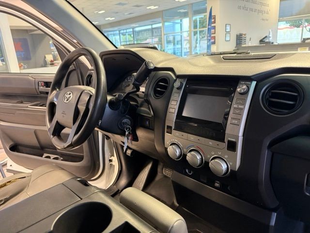 Toyota Tundra Vehicle Full-screen Gallery Image 22