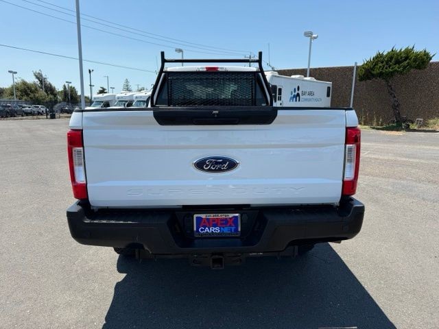 Ford Super Duty F-250 SRW Vehicle Full-screen Gallery Image 04