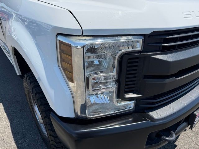Ford Super Duty F-250 SRW Vehicle Full-screen Gallery Image 11
