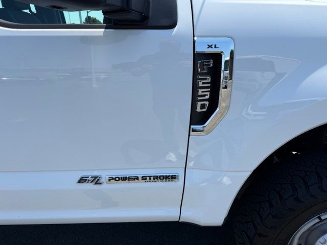Ford Super Duty F-250 SRW Vehicle Full-screen Gallery Image 14
