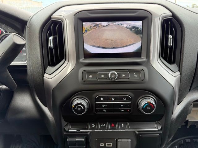 Chevrolet Silverado 2500HD Vehicle Full-screen Gallery Image 02