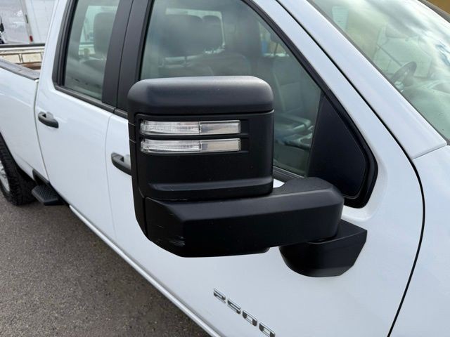 Chevrolet Silverado 2500HD Vehicle Full-screen Gallery Image 16