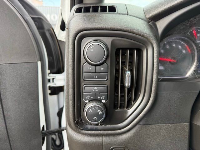 Chevrolet Silverado 2500HD Vehicle Full-screen Gallery Image 20