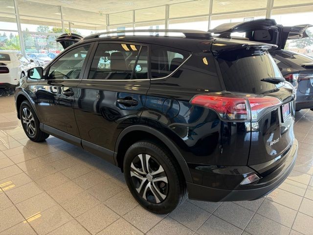 Toyota RAV4 Vehicle Full-screen Gallery Image 05