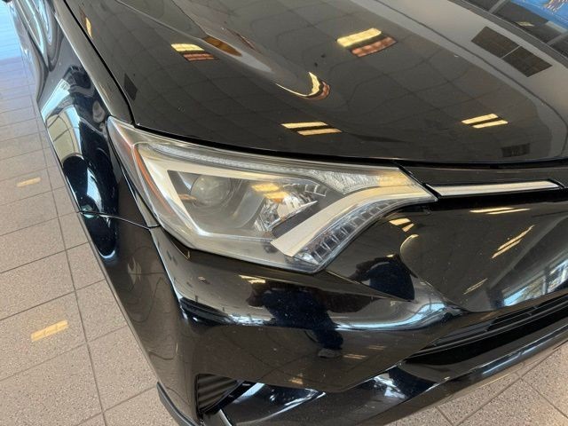 Toyota RAV4 Vehicle Full-screen Gallery Image 09