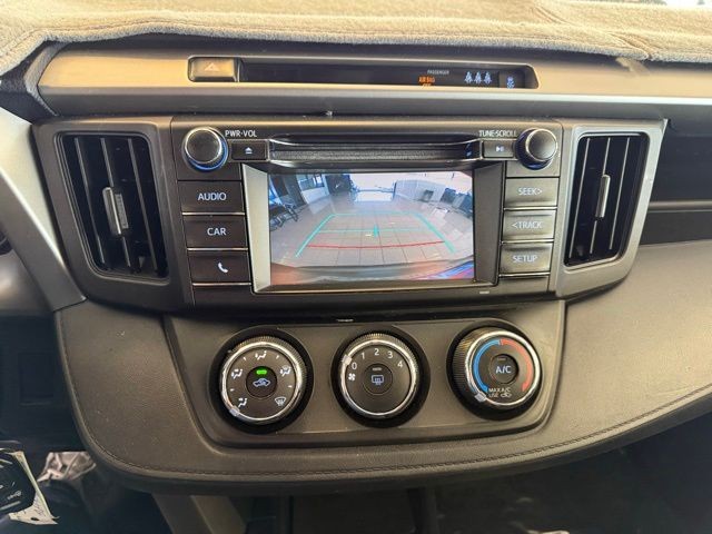 Toyota RAV4 Vehicle Full-screen Gallery Image 15