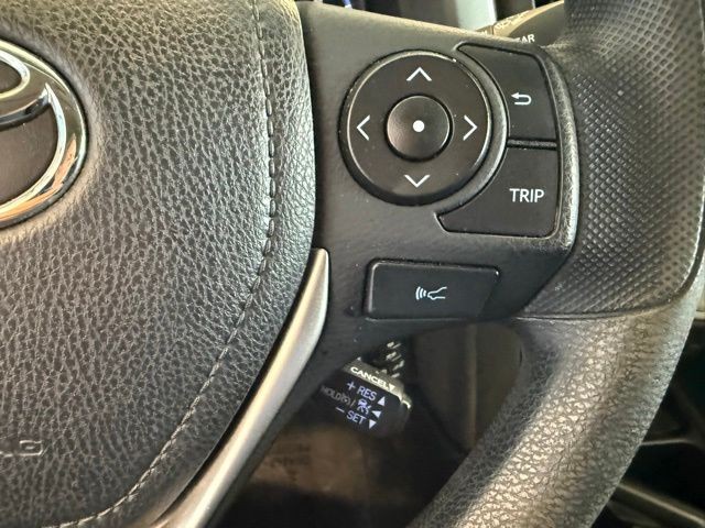 Toyota RAV4 Vehicle Full-screen Gallery Image 17