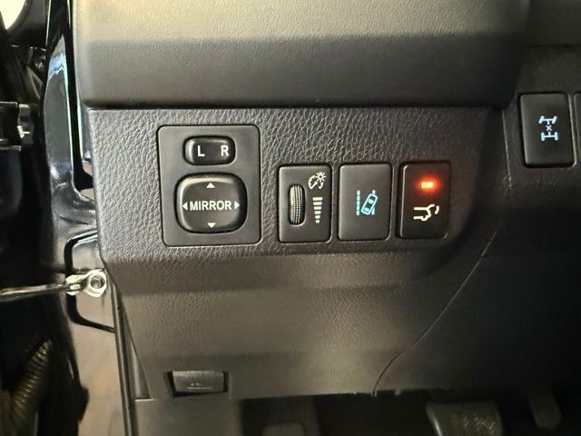 Toyota RAV4 Vehicle Full-screen Gallery Image 19