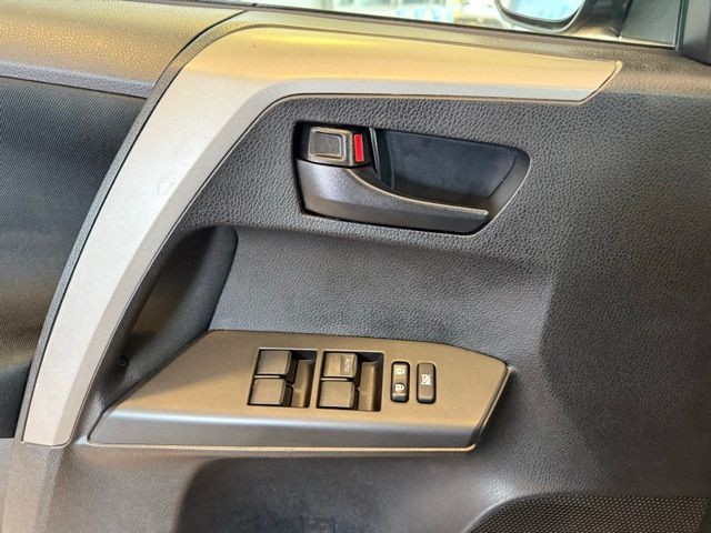 Toyota RAV4 Vehicle Full-screen Gallery Image 20