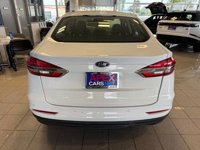 Ford Fusion Hybrid Vehicle Full-screen Gallery Image 04