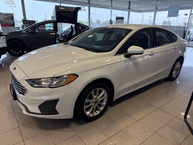 Ford Fusion Hybrid Vehicle Full-screen Gallery Image 05