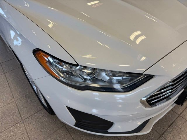 Ford Fusion Hybrid Vehicle Full-screen Gallery Image 08