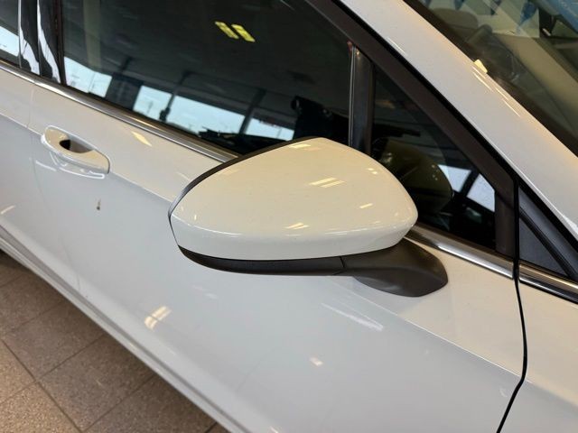 Ford Fusion Hybrid Vehicle Full-screen Gallery Image 10