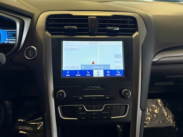 Ford Fusion Hybrid Vehicle Full-screen Gallery Image 15