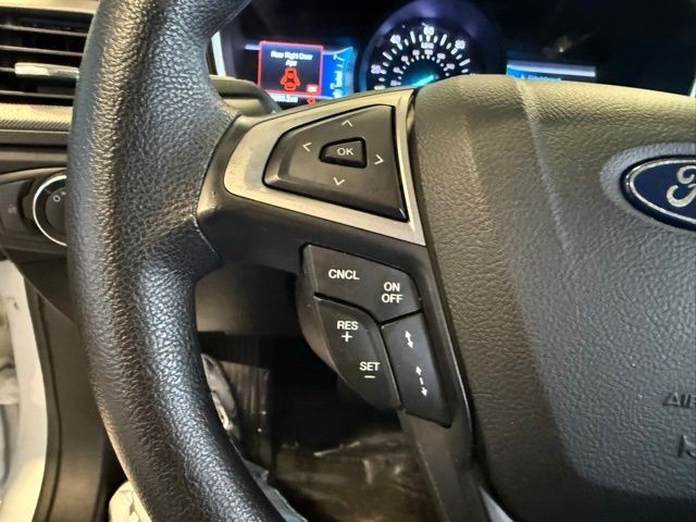 Ford Fusion Hybrid Vehicle Full-screen Gallery Image 18