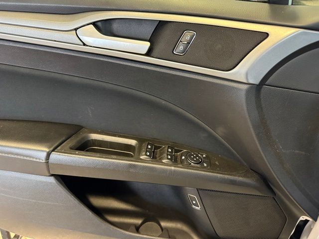 Ford Fusion Hybrid Vehicle Full-screen Gallery Image 19