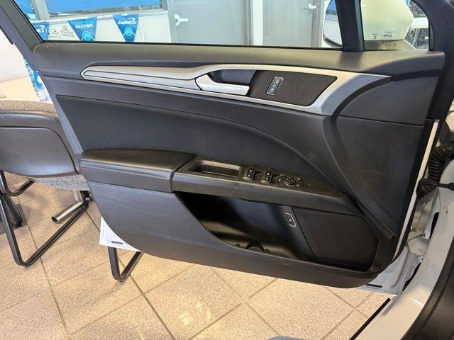 Ford Fusion Hybrid Vehicle Full-screen Gallery Image 20