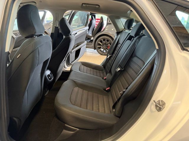 Ford Fusion Hybrid Vehicle Full-screen Gallery Image 21