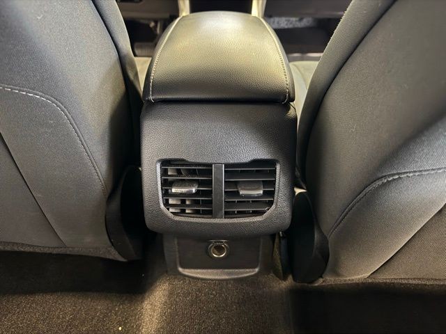 Ford Fusion Hybrid Vehicle Full-screen Gallery Image 22