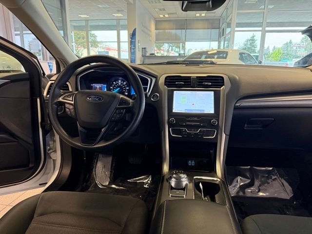 Ford Fusion Hybrid Vehicle Full-screen Gallery Image 23