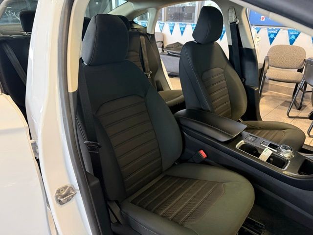Ford Fusion Hybrid Vehicle Full-screen Gallery Image 24