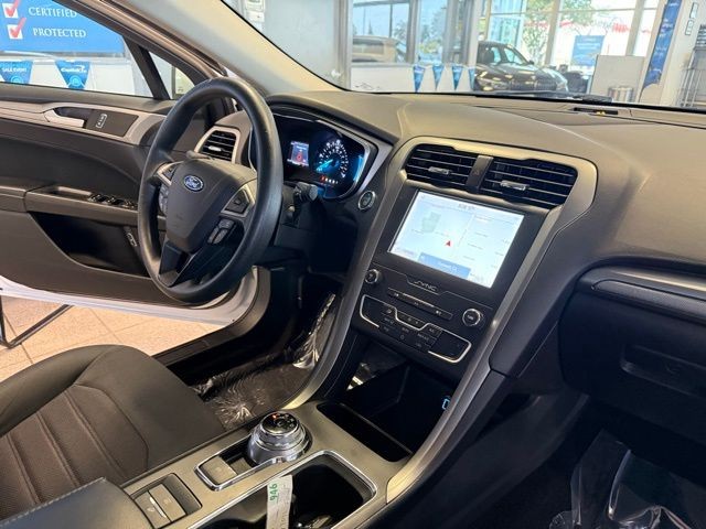 Ford Fusion Hybrid Vehicle Full-screen Gallery Image 25
